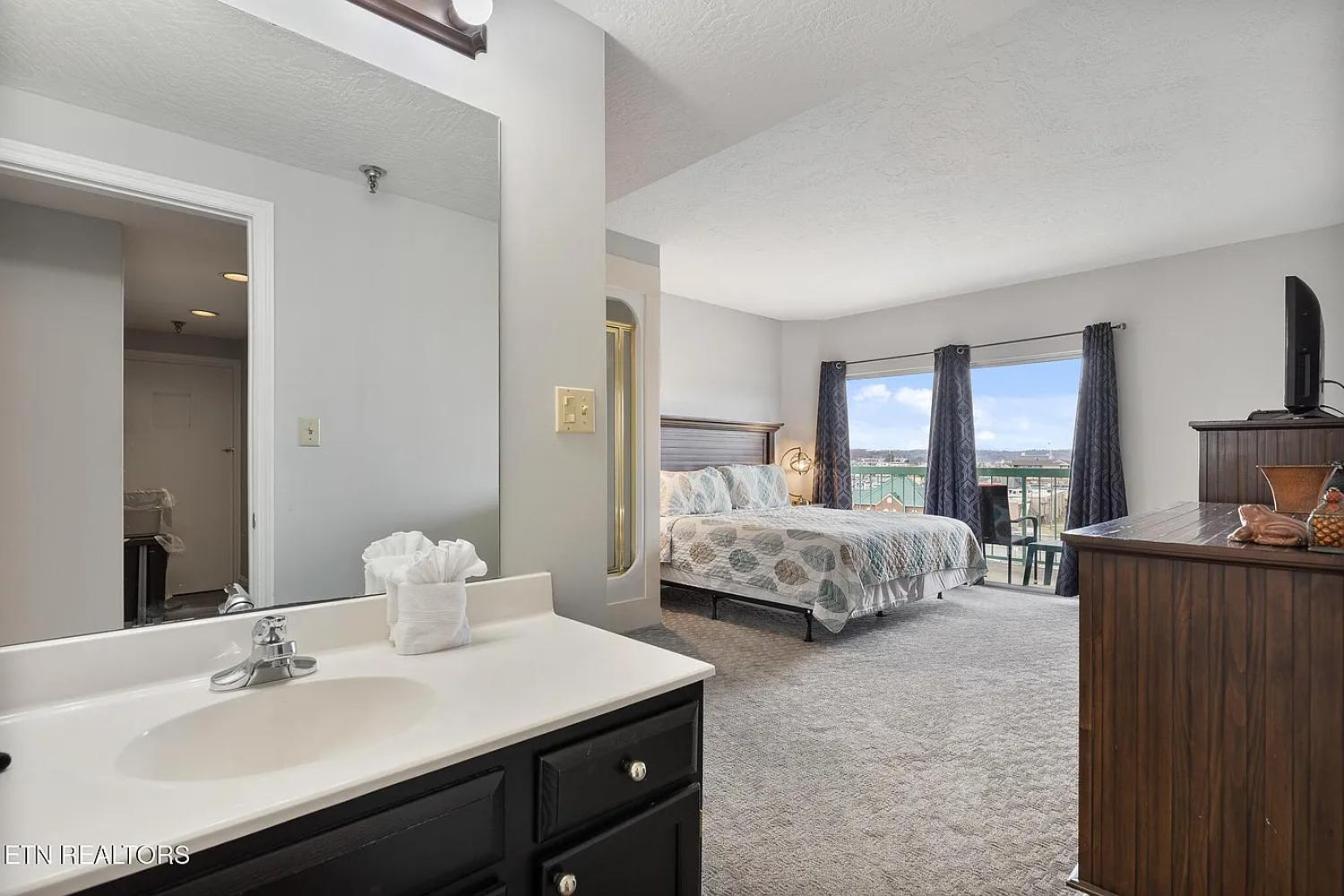 River Place 611 3bd *